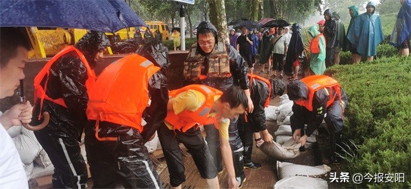 安陽益和熱力集團30人搶險隊逆流而上，奮戰(zhàn)在抗洪一線